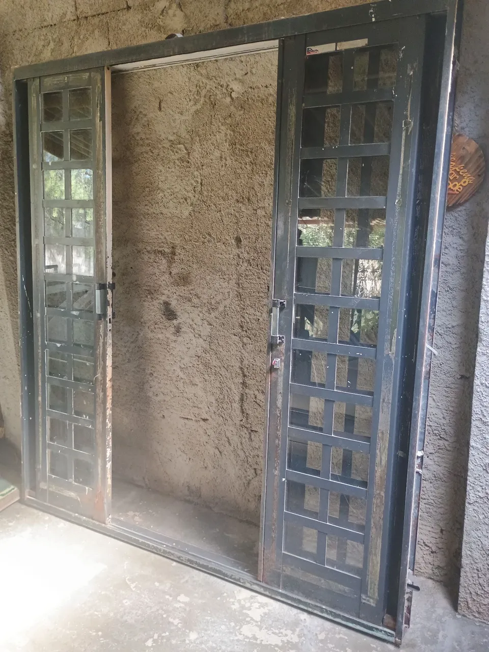 Porta de correr de aço com grade