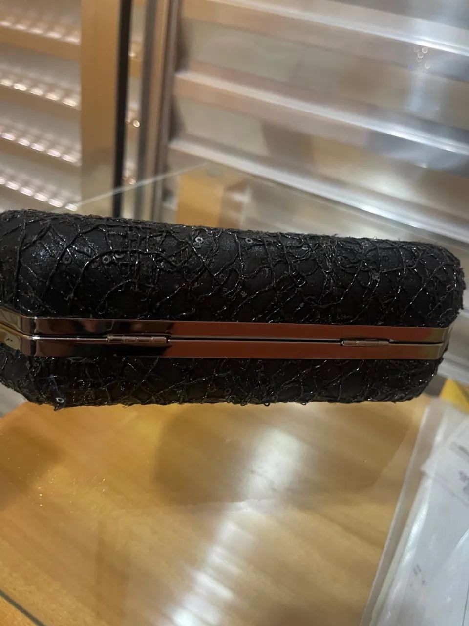 Clutch preta com detalhe em strass - Foto 3