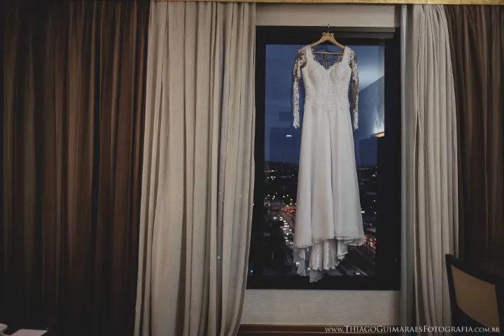 Vestido de Noiva (acompanha mantilha rendada longa e cauda) - Foto 4