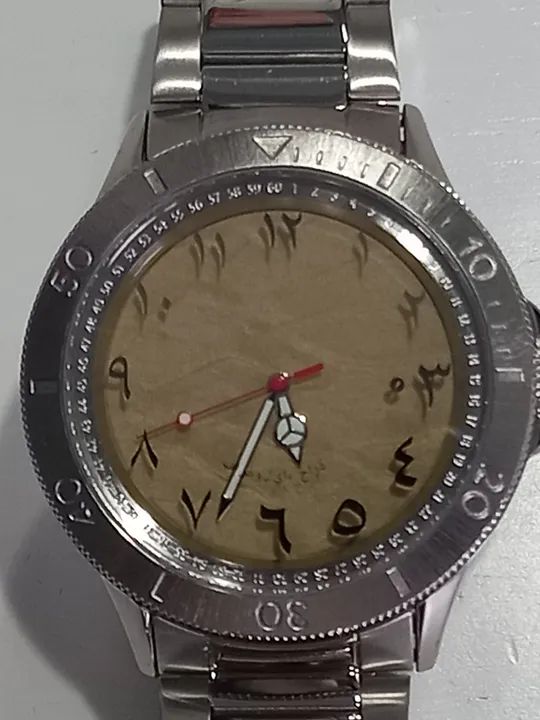 Relógio de pulso masculino com design único