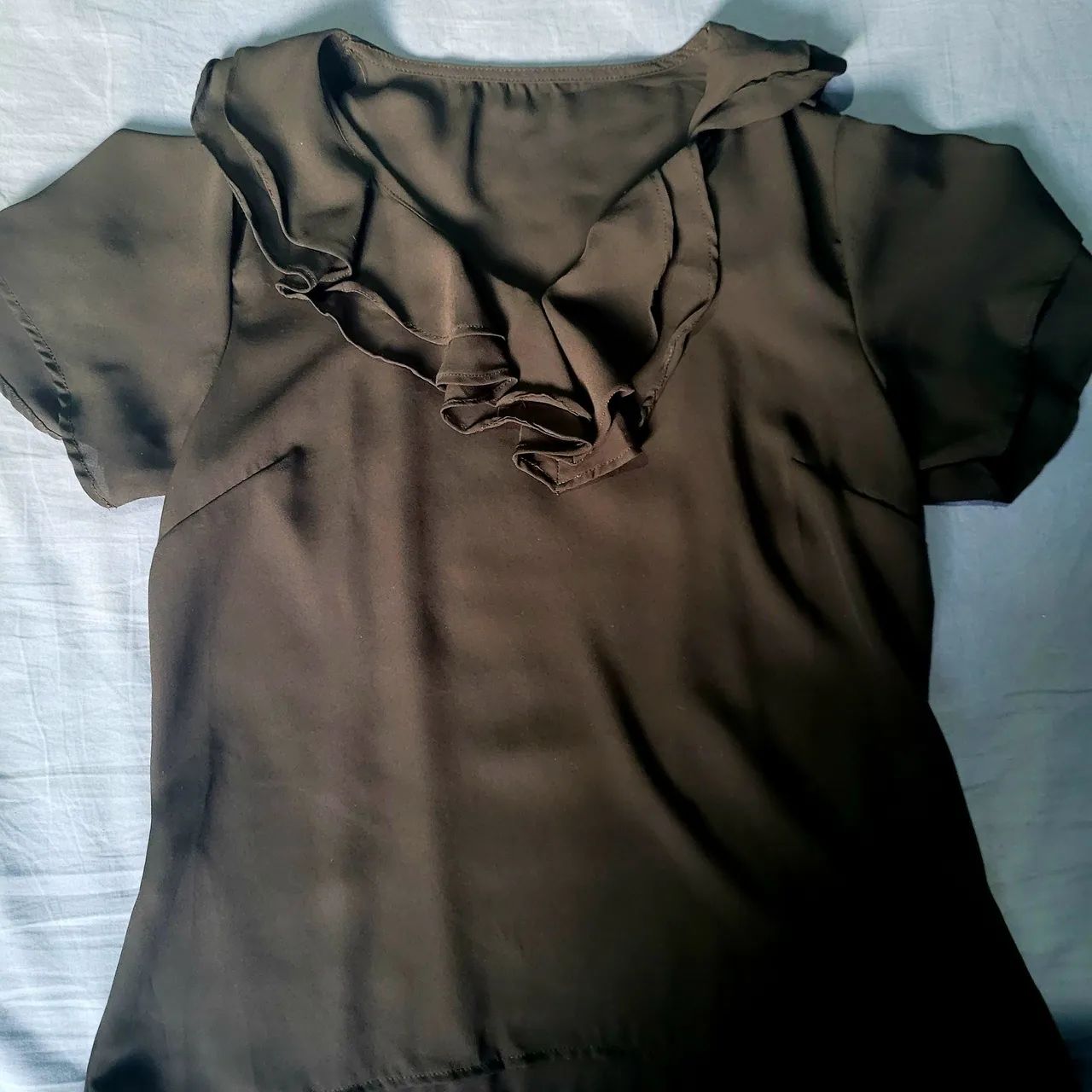 Blusa preta com babado no decote