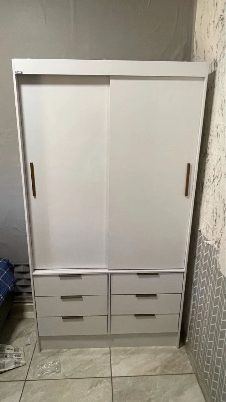 Guarda-Roupa com Portas de Correr e Gavetas