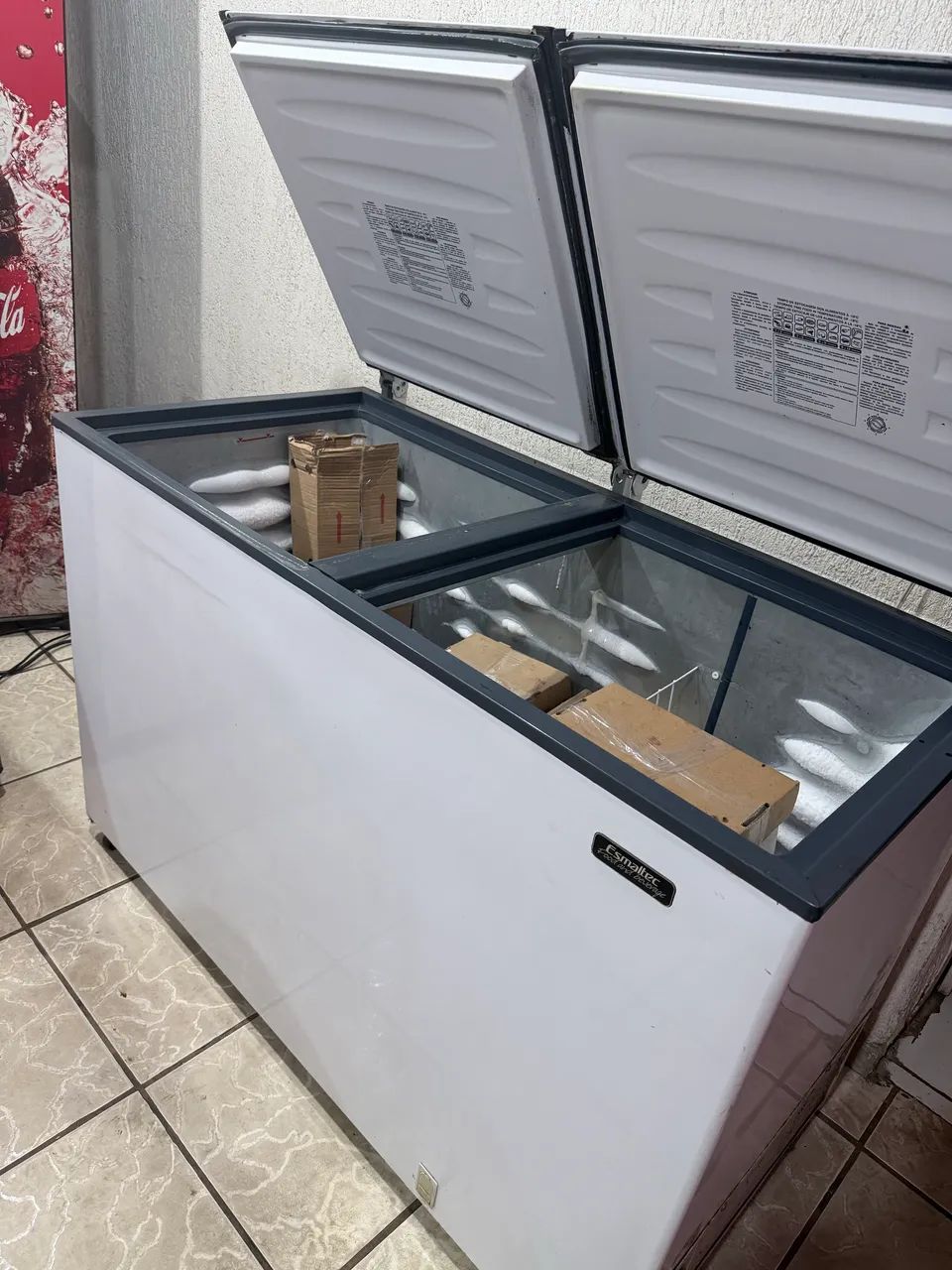 Vendo Freezer Esmaltec horizontal 2 portas 438L.