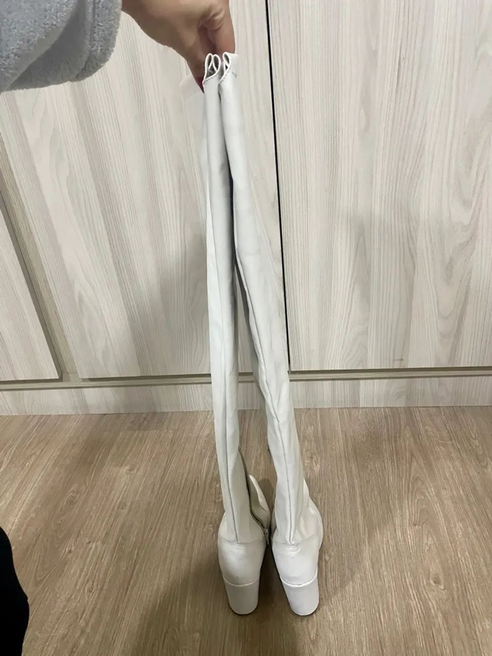 Bota cano alto off white bico fino Domidona - Foto 4
