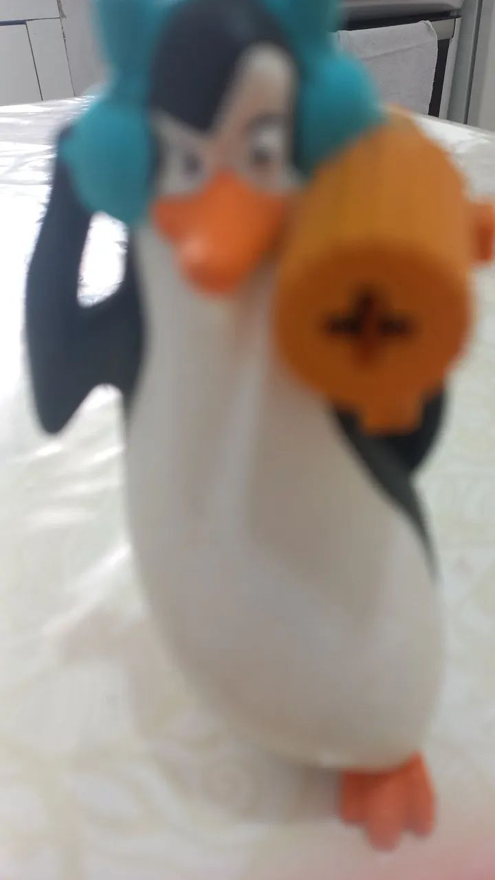 Pinguim de brinquedo com acessório - Foto 4