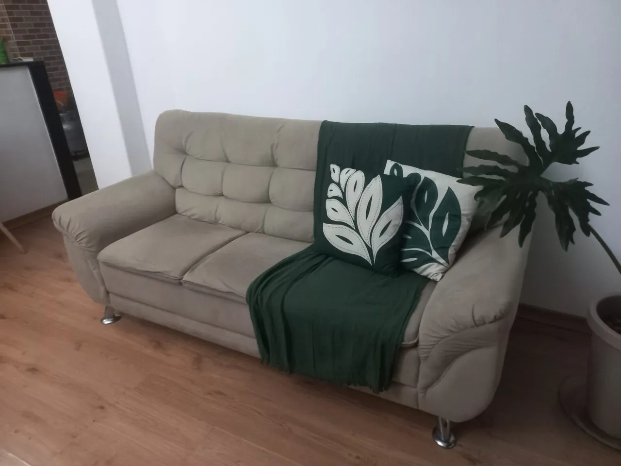 Sofá 3 lugares com almofadas decorativas