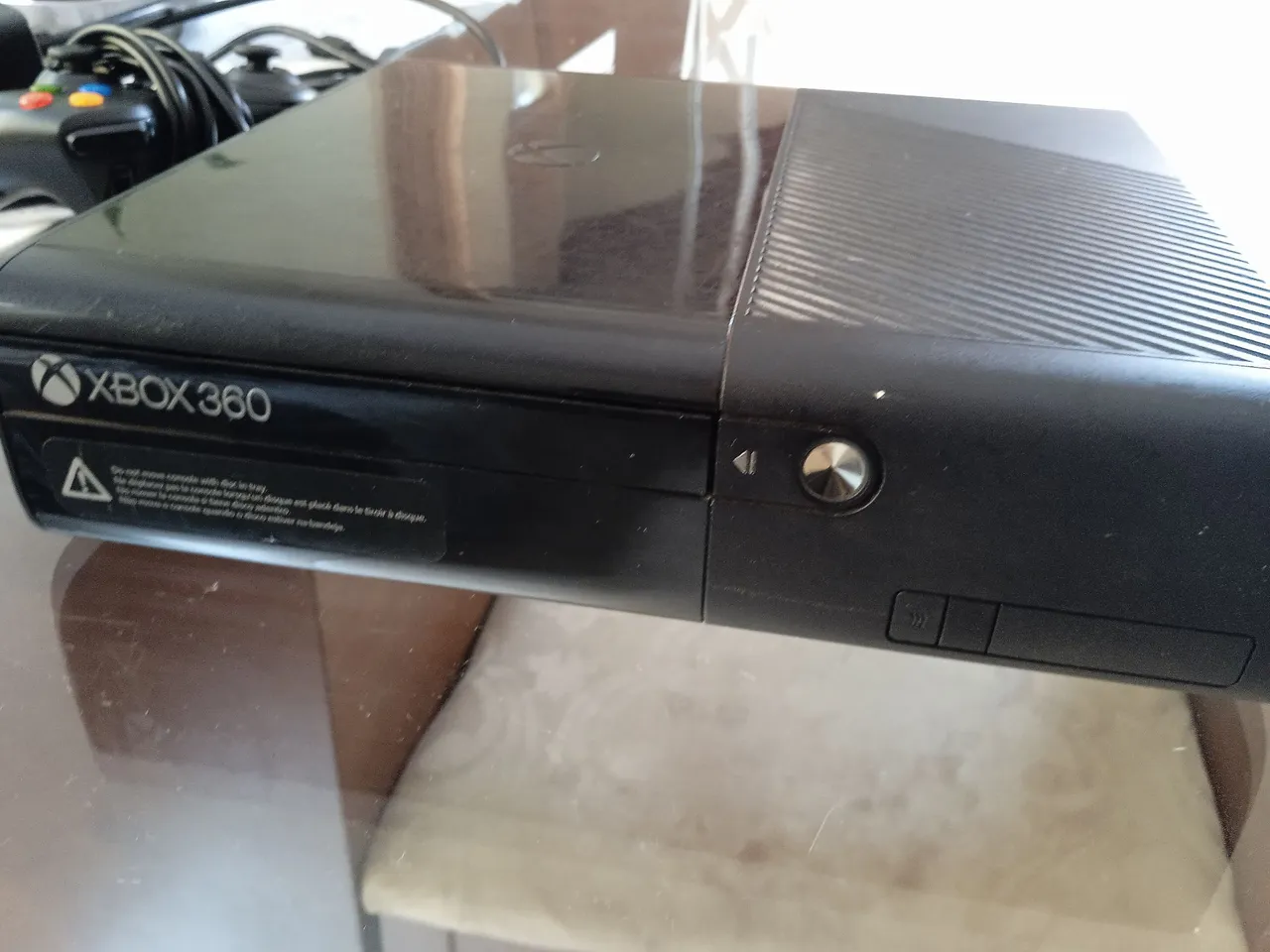 Xbox 360 com 1 controle, 58 jogos digitais e 4 jogos físicos