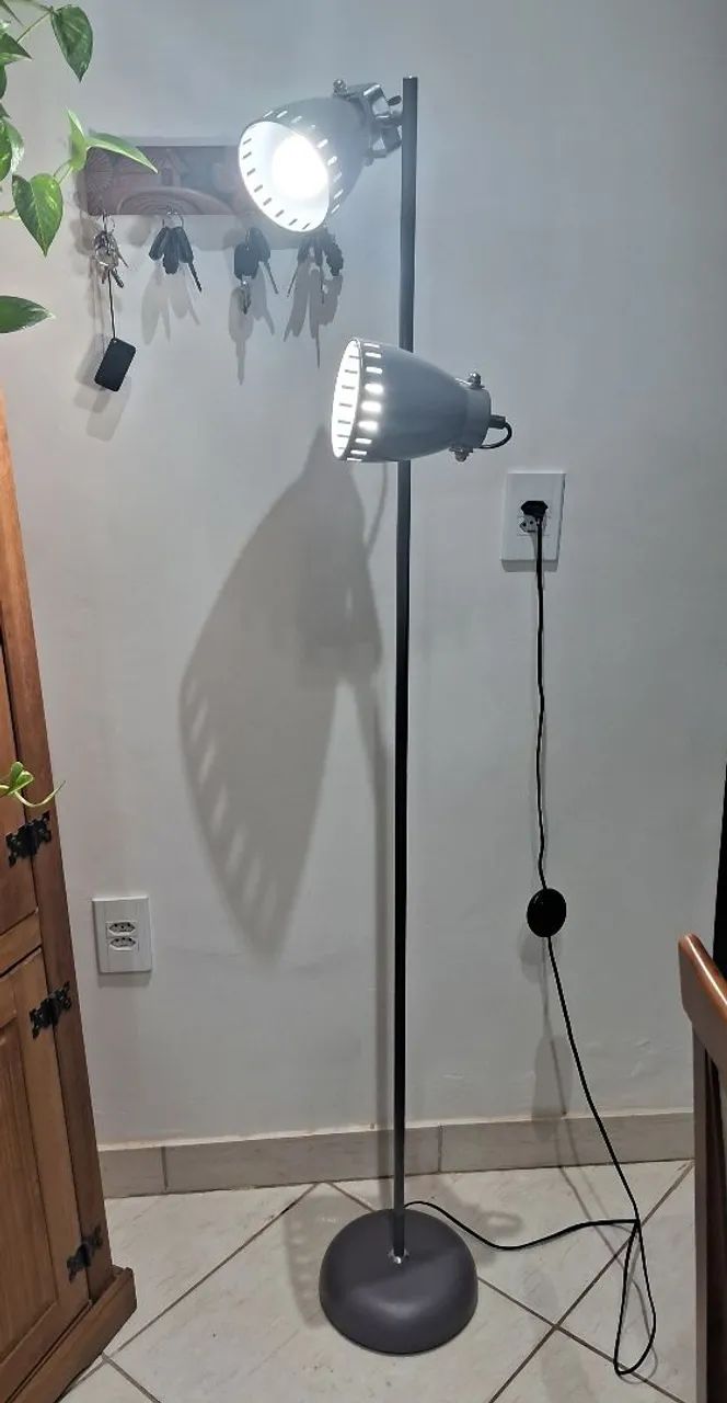 Luminária de chão com duas lâmpadas direcionáveis 