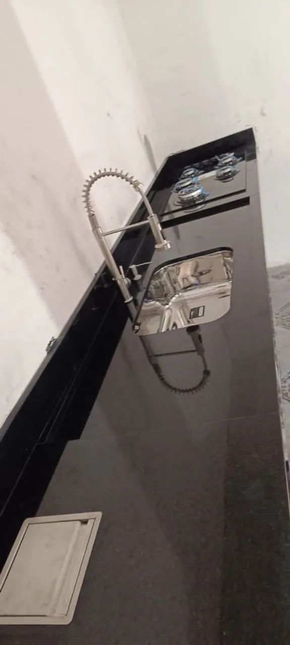 Pia de cozinha em granito preto com cuba em aço inox