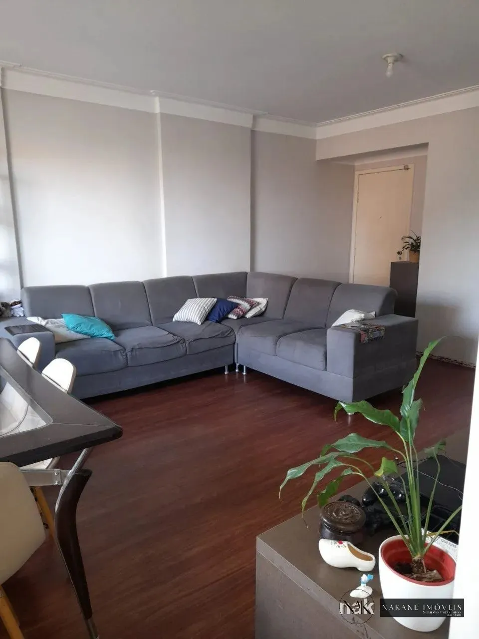 Vendo apartamento na Zona 7, com móveis planejados e sacada