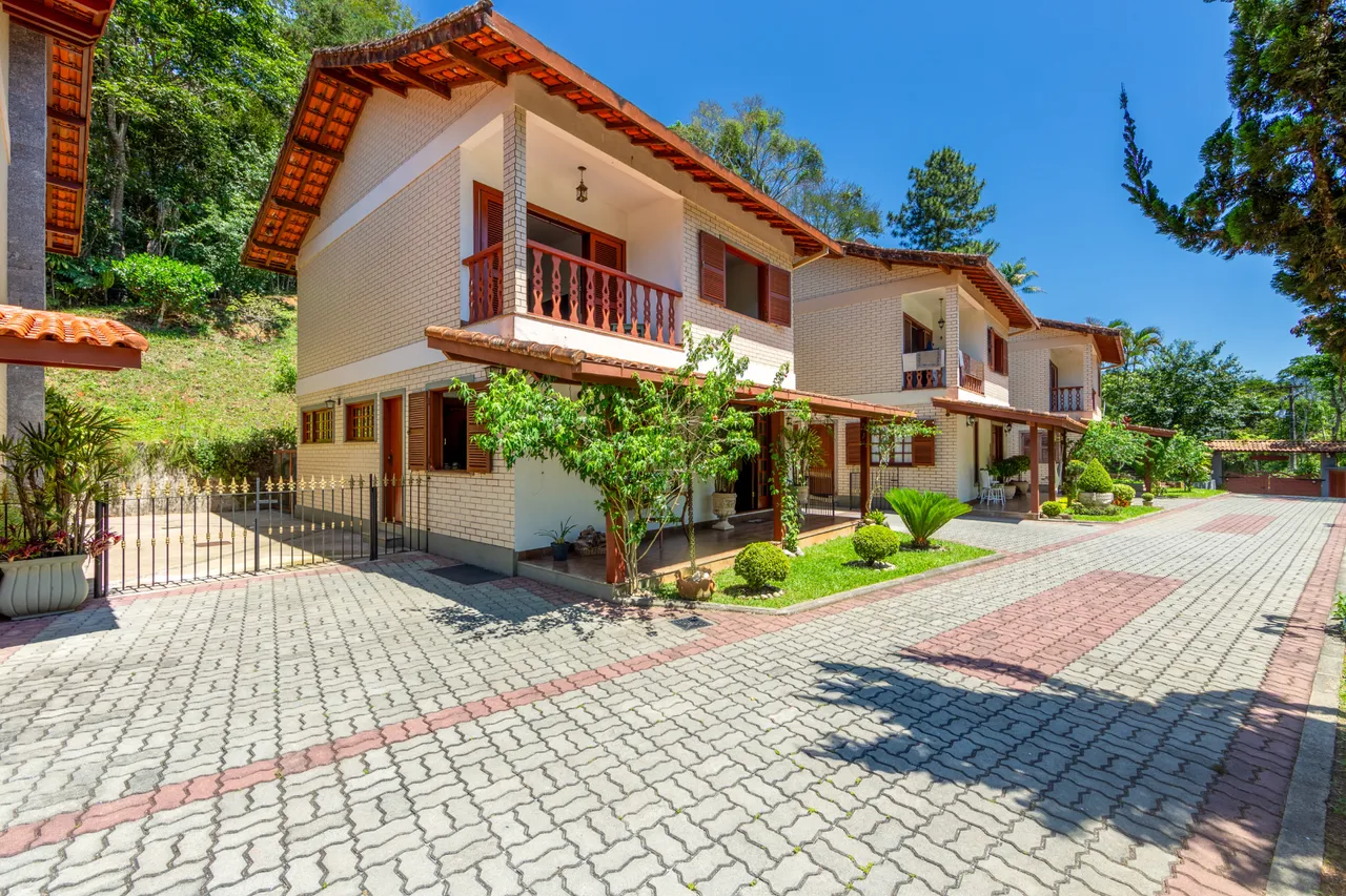 Casa com 4 quartos em condomínio no Quebra Frascos, Teresópolis.