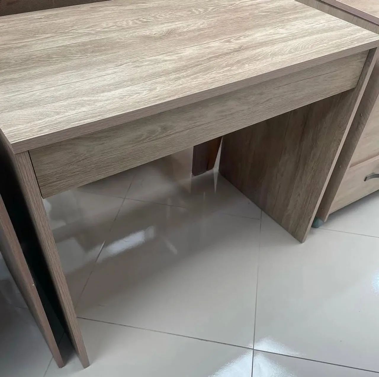 Escrivaninha compacta e moderna