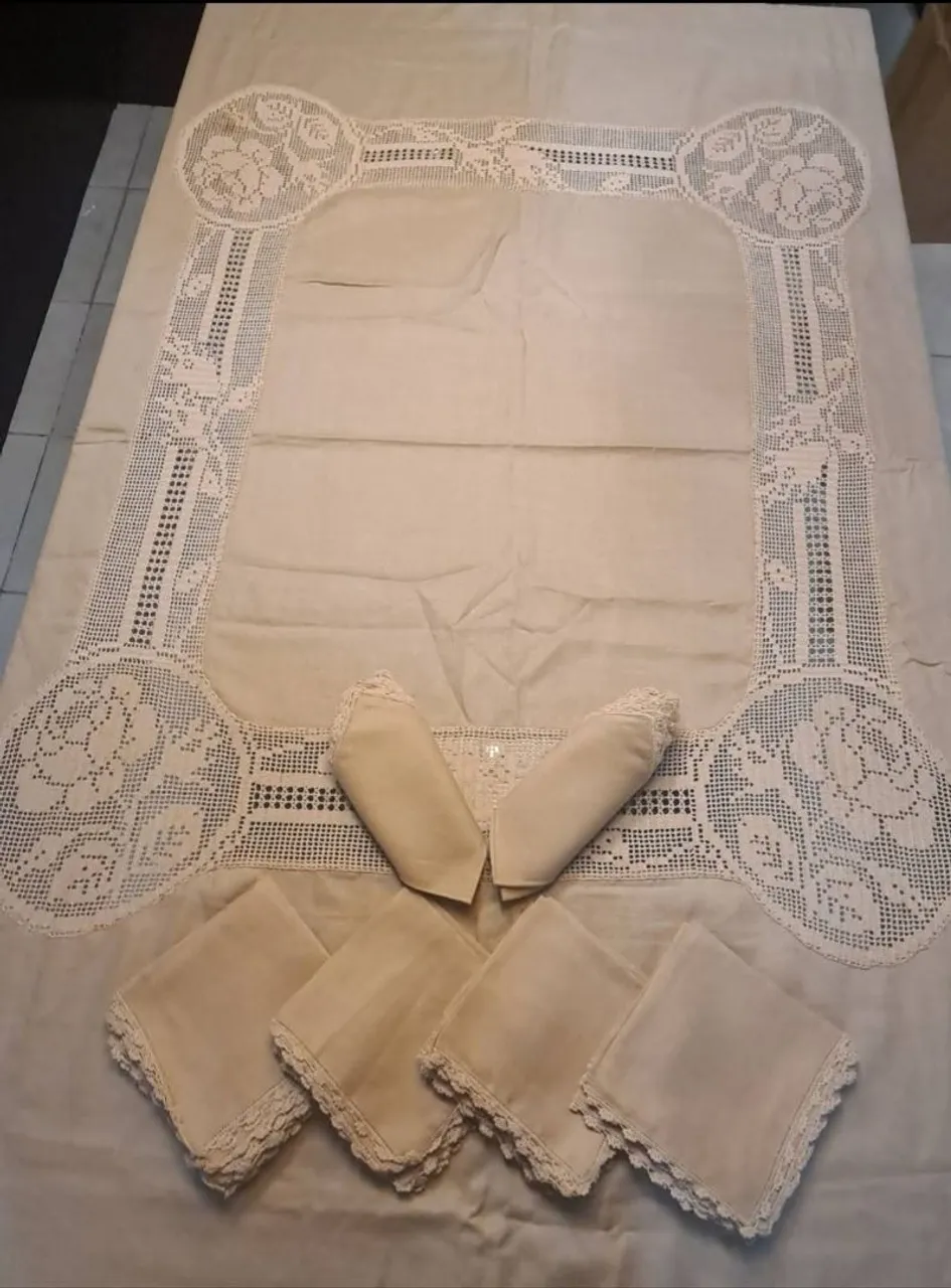 Jogo de toalha de mesa em linho, ricos detalhes em croche.