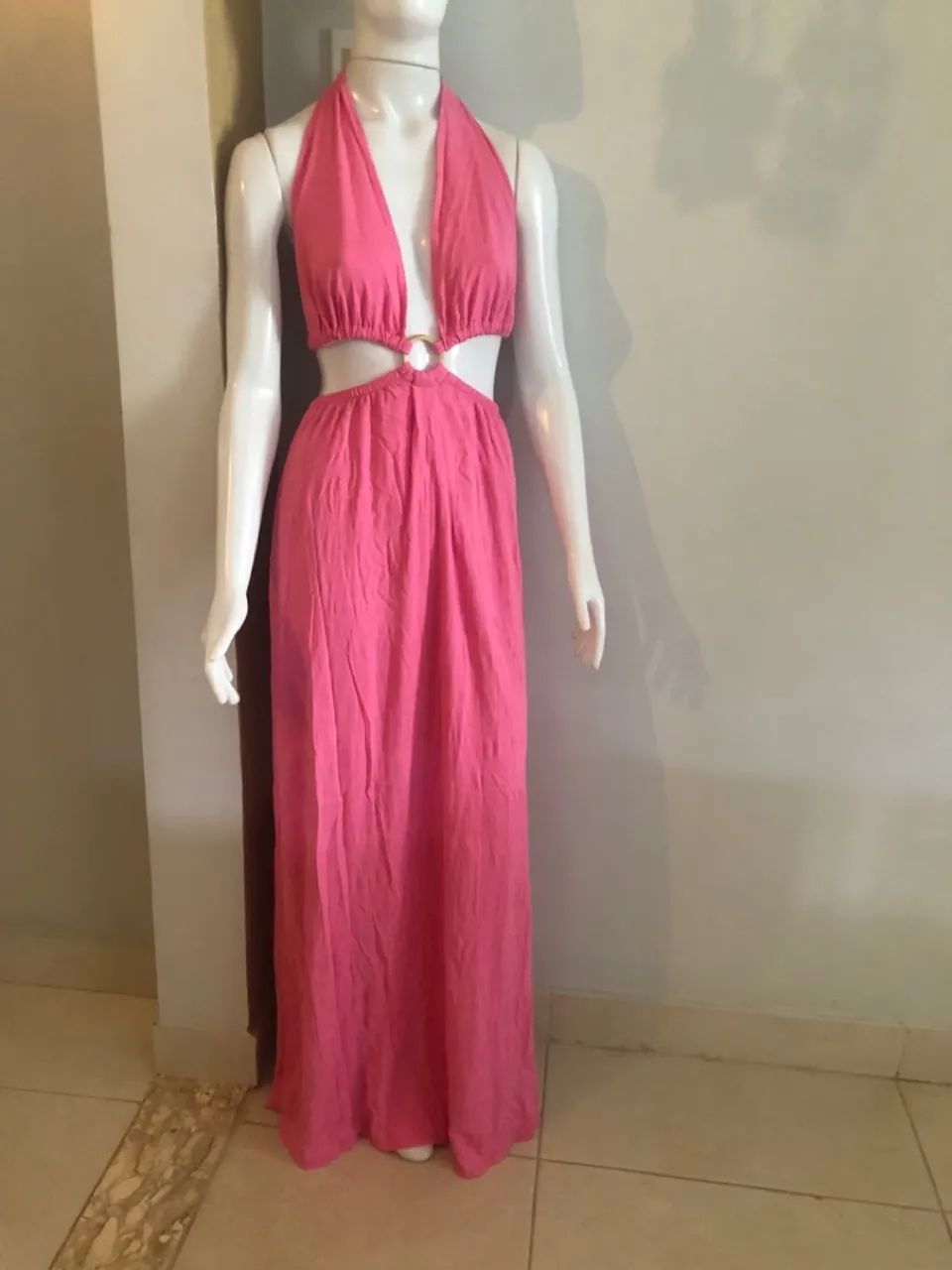 Vestido longo com detalhe vazado