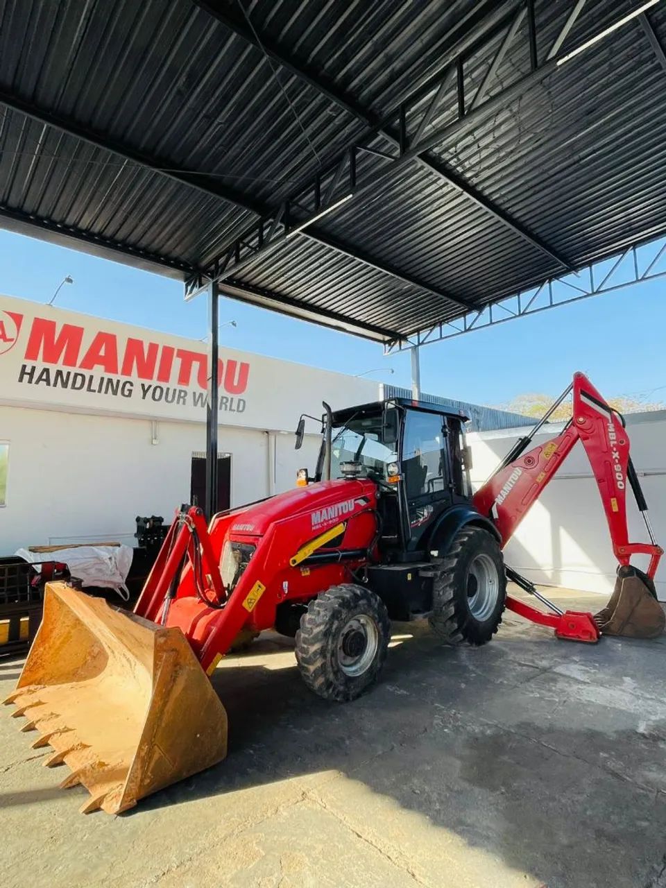 RETROESCAVADEIRA MANITOU MBL-X-900 ANO 2023
