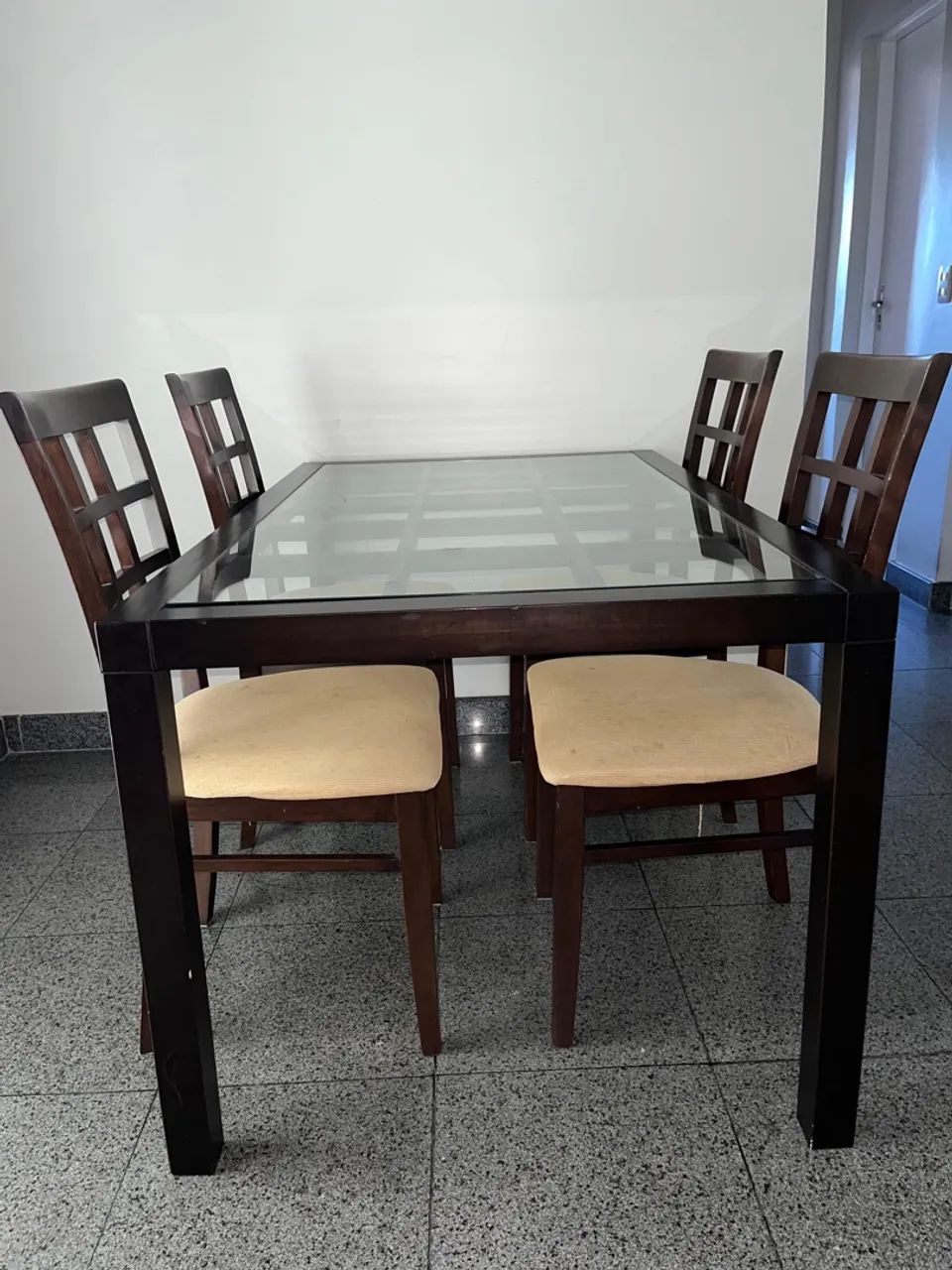 Mesa de Jantar em madeira com Tampo de Vidro e 4 Cadeiras  - Foto 2