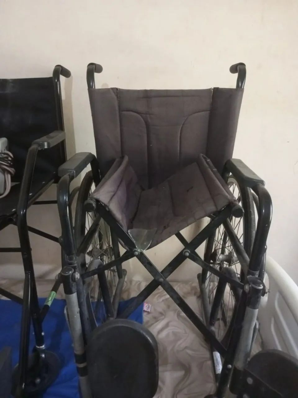 Vendo cadeiras de rodas e de banho 