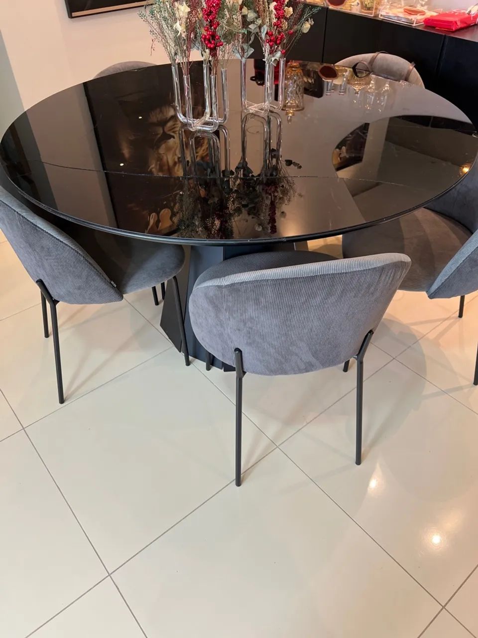 Mesa de jantar redonda em vidro preto e 5 cadeiras estofadas de jantar   - Foto 6