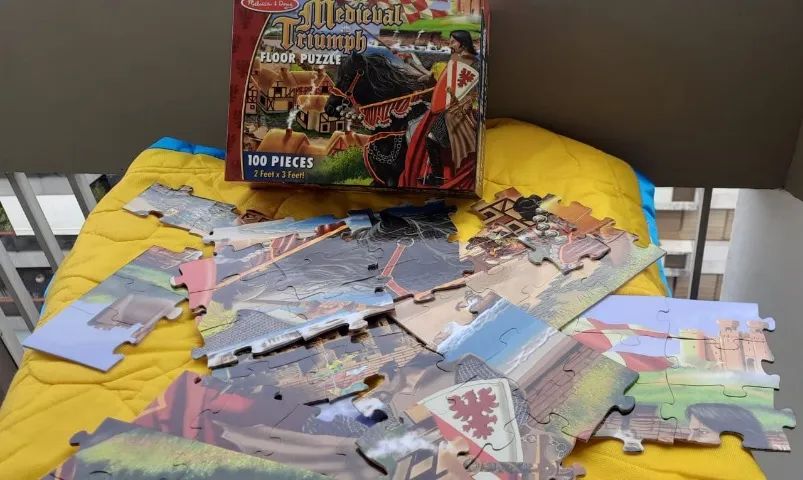 Puzzle de chão da marca Melissa & Doug, com o tema "Medieval Triumph"