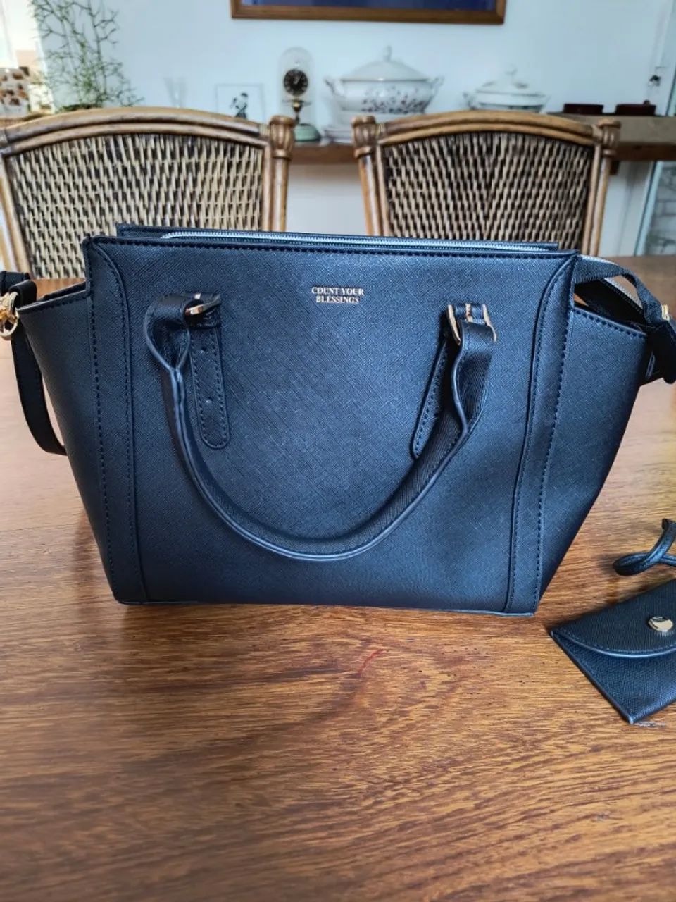Bolsa preta estruturada de mão ou transversal