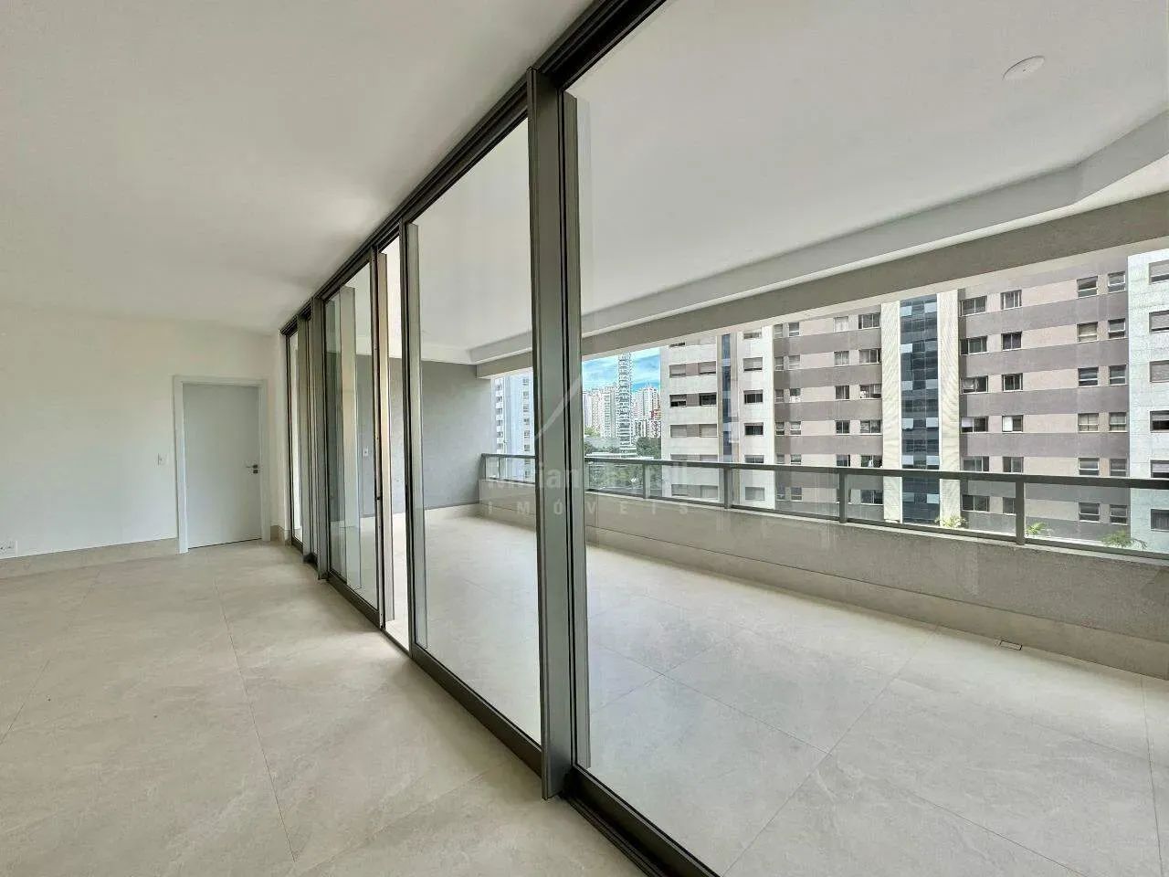 Apartamento com 4 quartos (4 suítes) no bairro Vale do Sereno - Foto 2