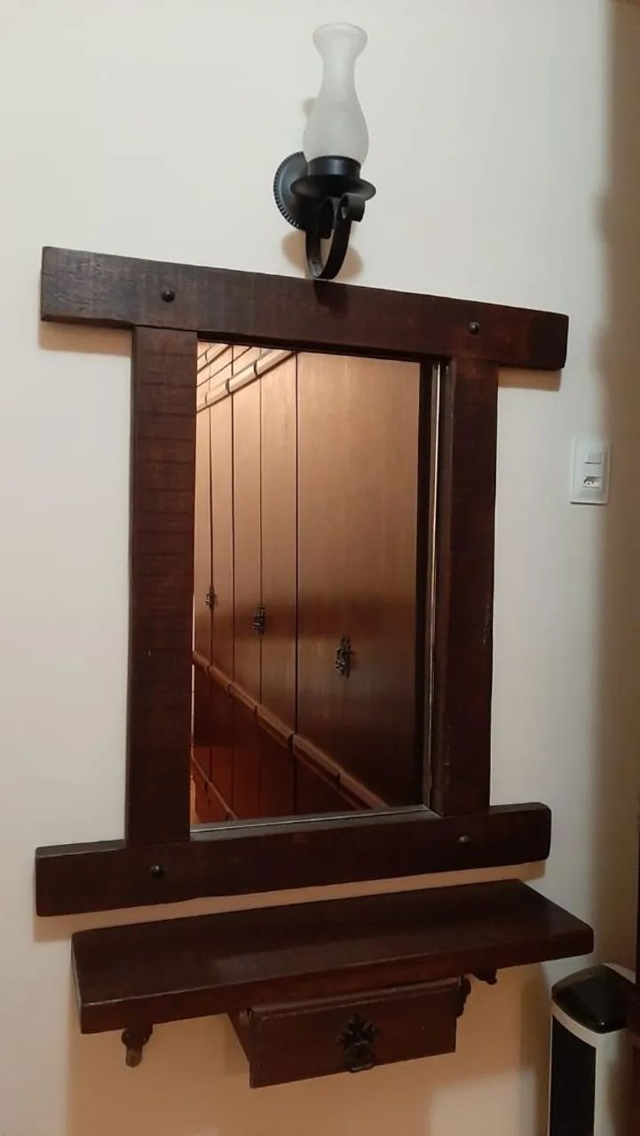 Aparador Console Rústico de Dormente com espelho.
