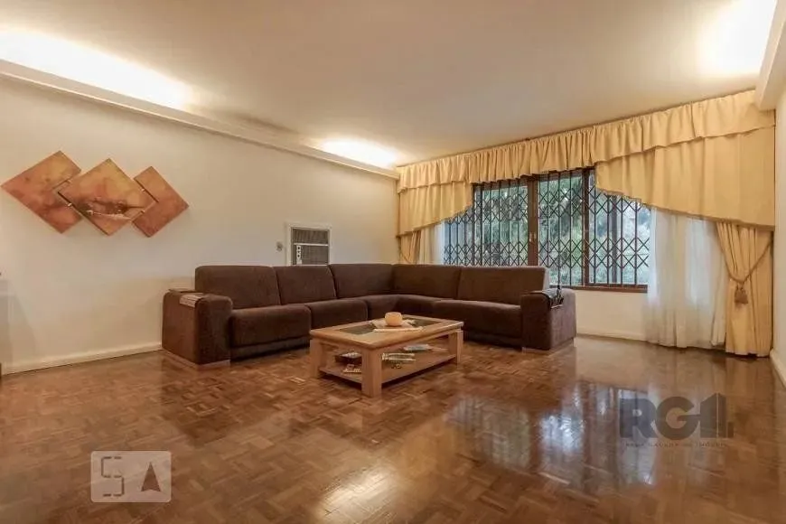 Casa com 04 dormitórios no Bairro Chacara das Pedras Porto Alegre