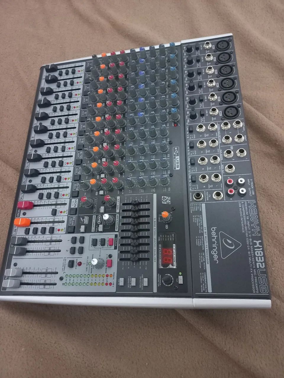 Mesa de Som Behringer Xenyx 1832 - Foto 3