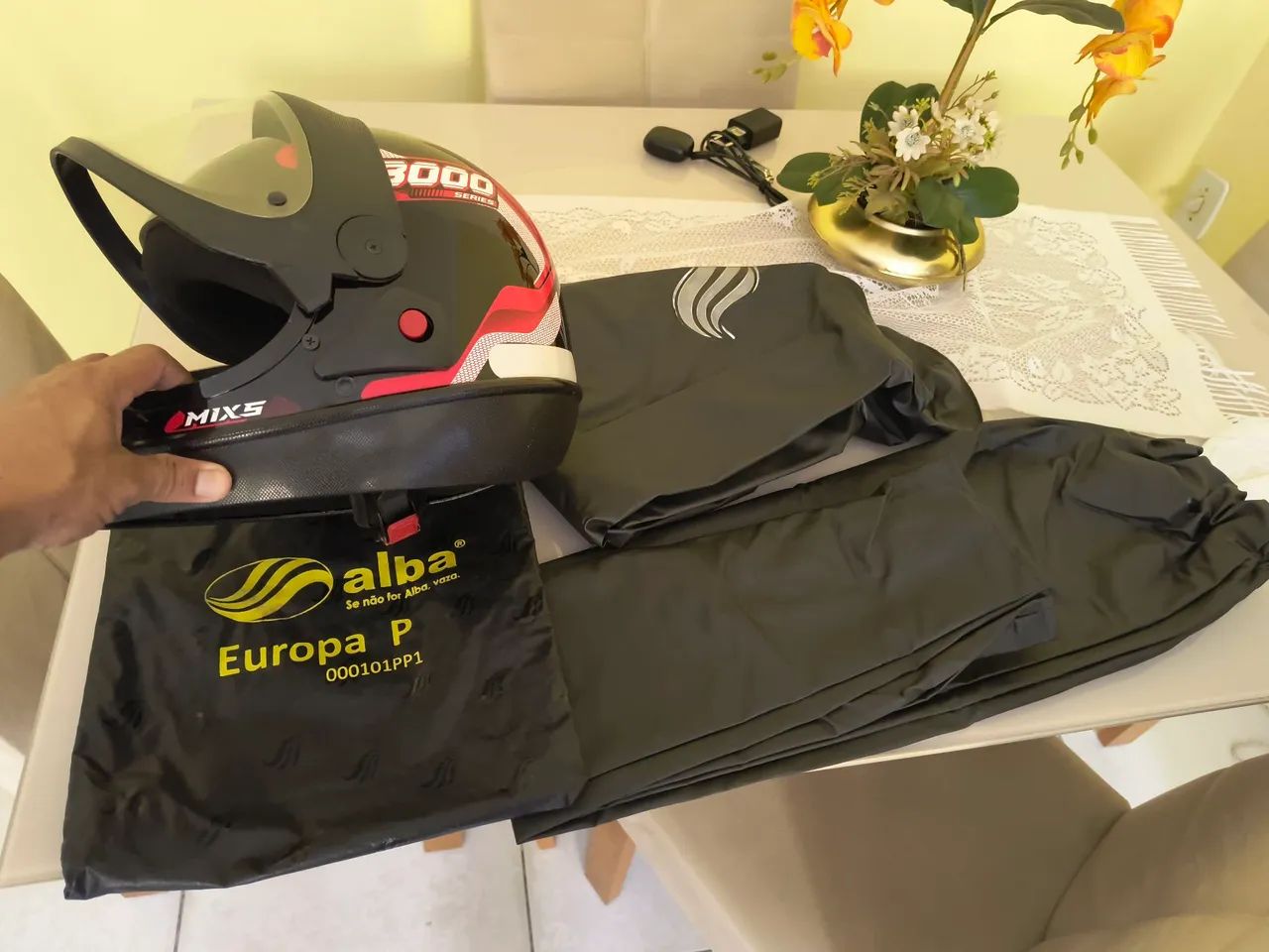 Capacete e capa de chuva para motociclista  - Foto 3