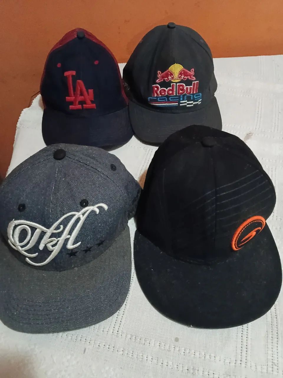 Bonês.