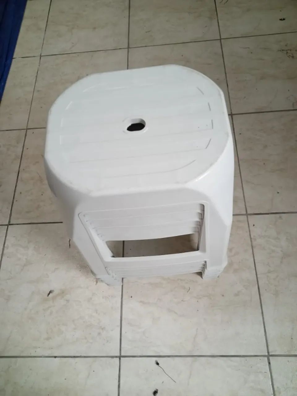 Banquinho de plástico empilhável