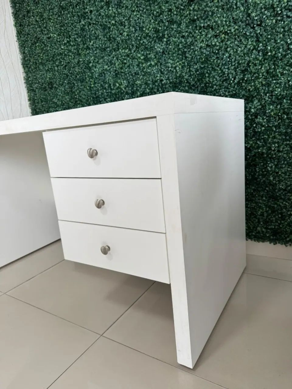MESA DE TRABALHO BRANCA COM 3 GAVETAS (C040) - Foto 2