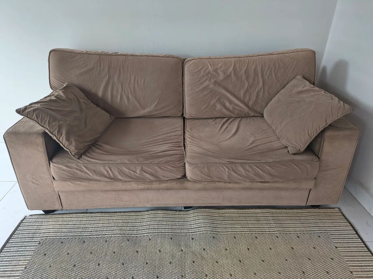 VENDE - SE UM SOFÁ E UM TAPETE. 