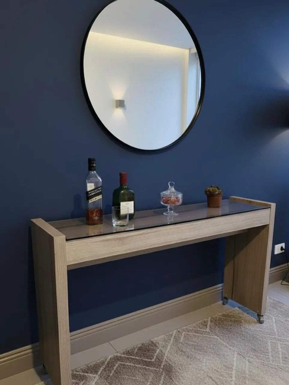 Aparador em MDF com tampo de vidro temperado 