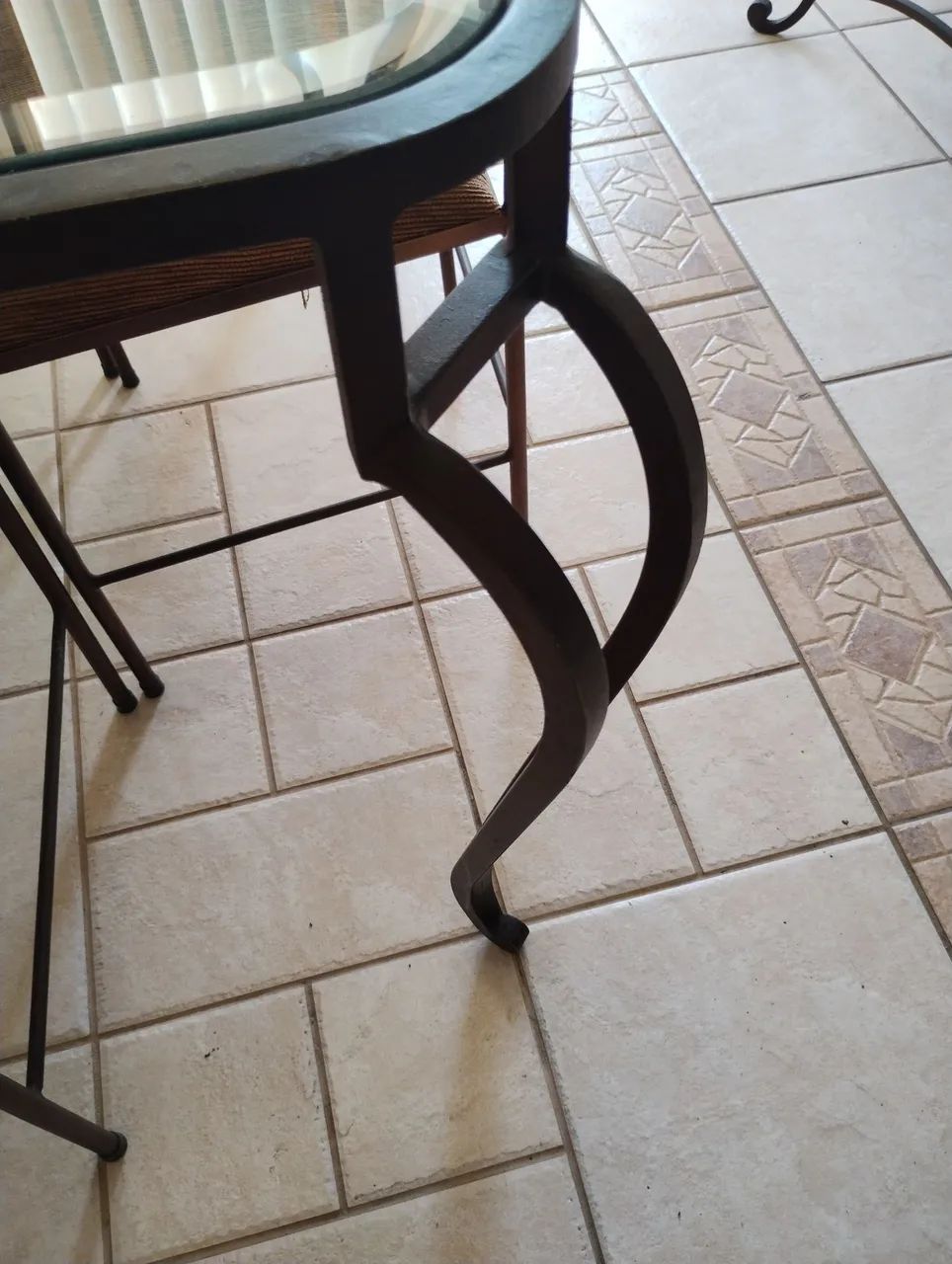 MESA DE JANTAR COM 4 CADEIRAS EM FERRO COM TAMPO DE VIDRO - Foto 3