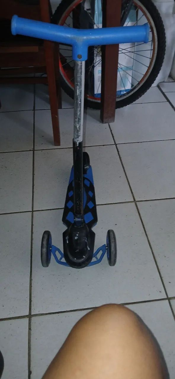 Patinete usando 