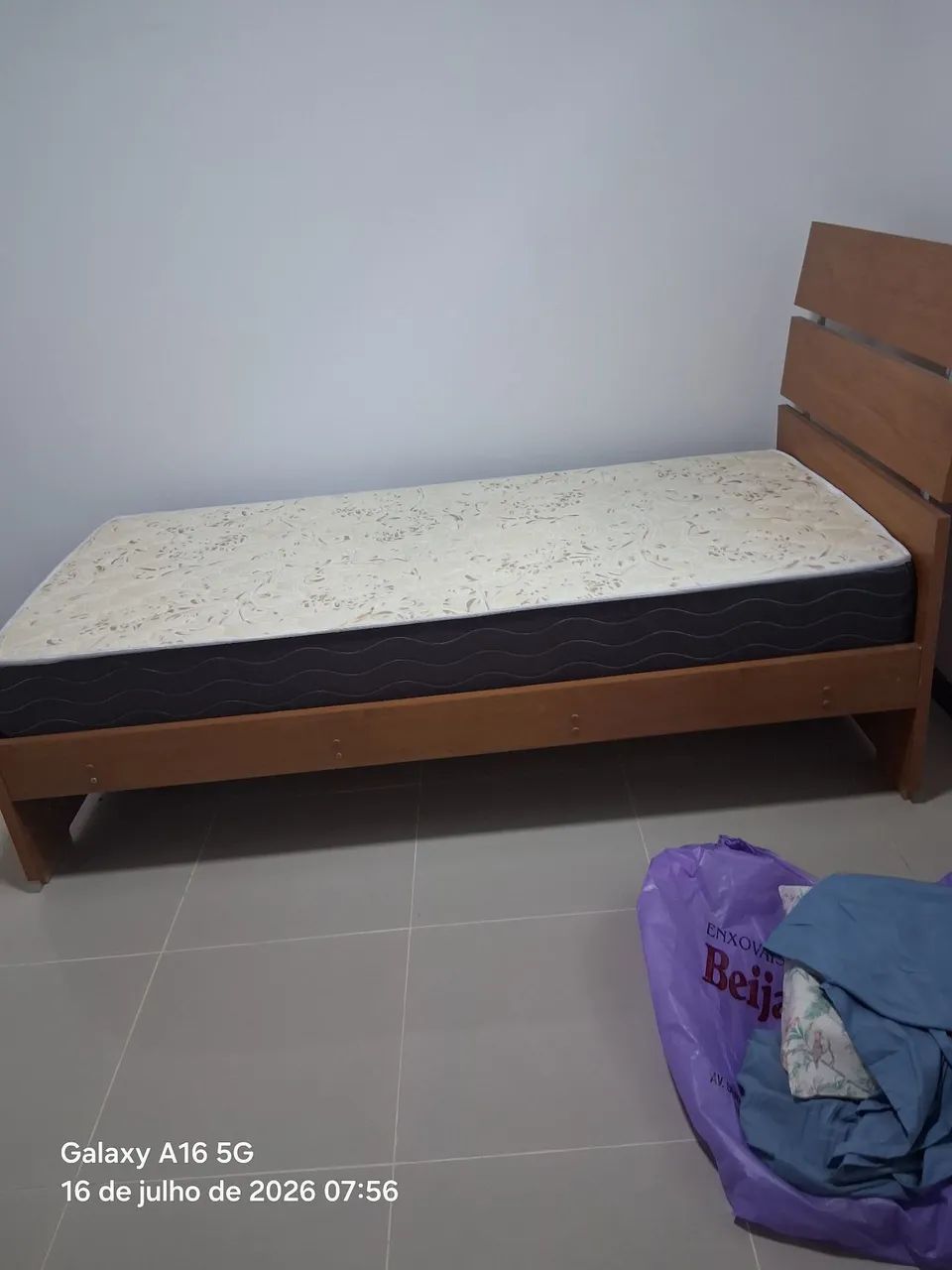 Vendes cama de solteiro  com colchão  - Foto 2