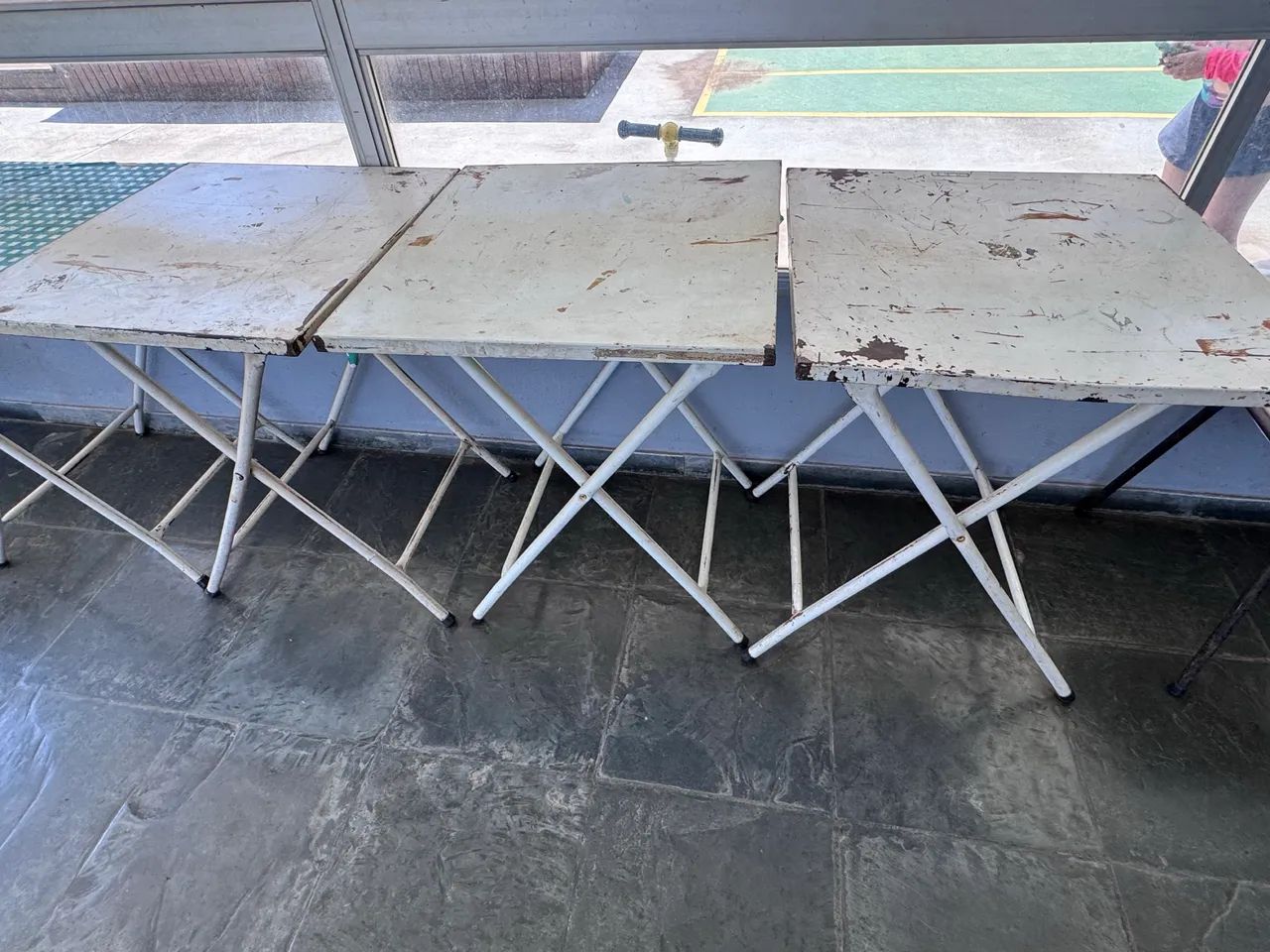 Cadeiras de plástico e mesas - Foto 2