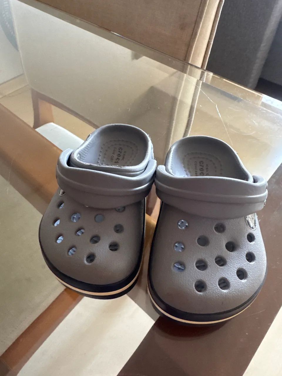 CROCS C4 cinza 