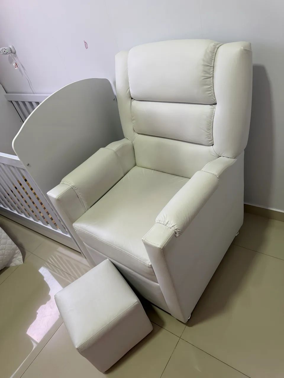 Poltrona de Amamentação Branca + Puff