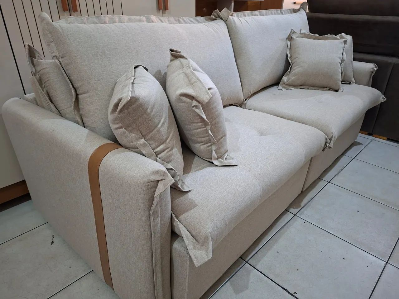 Sofá Cama Novo Tem 2.20 De Largura tecido linho cor Bege. - Foto 5