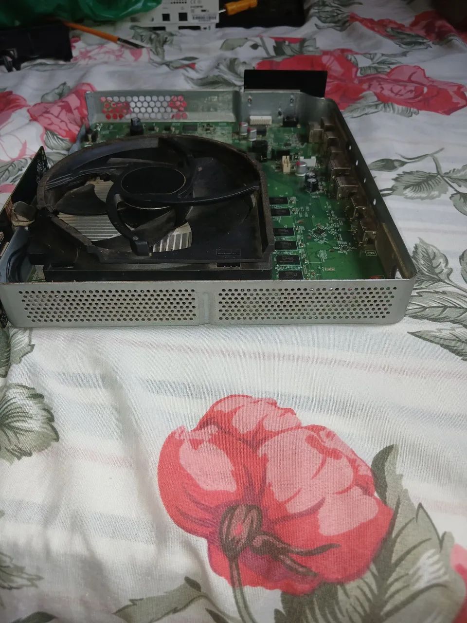 ? Título: Xbox One S ? Carcaça + Placa-mãe com defeito + Cooler - Foto 3