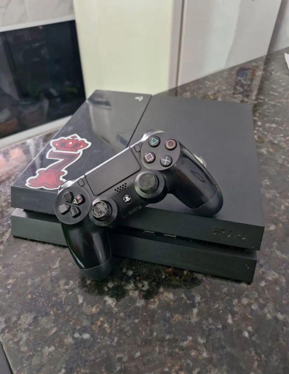 Vendo Ps4 dois controles e jogos 