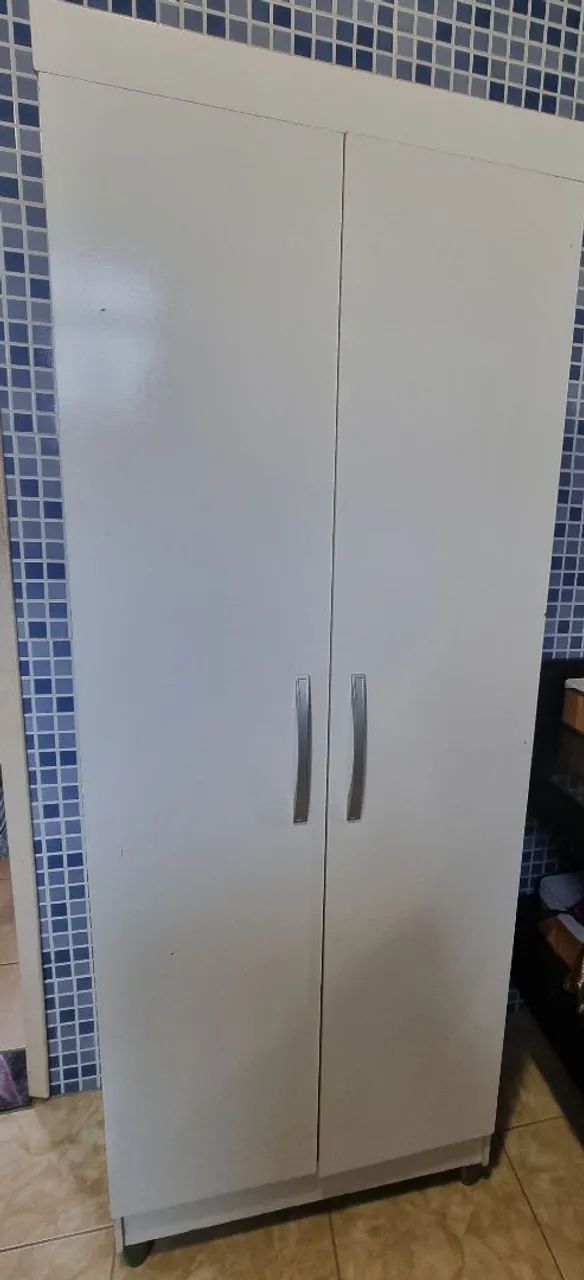 Armário multiuso com pés 