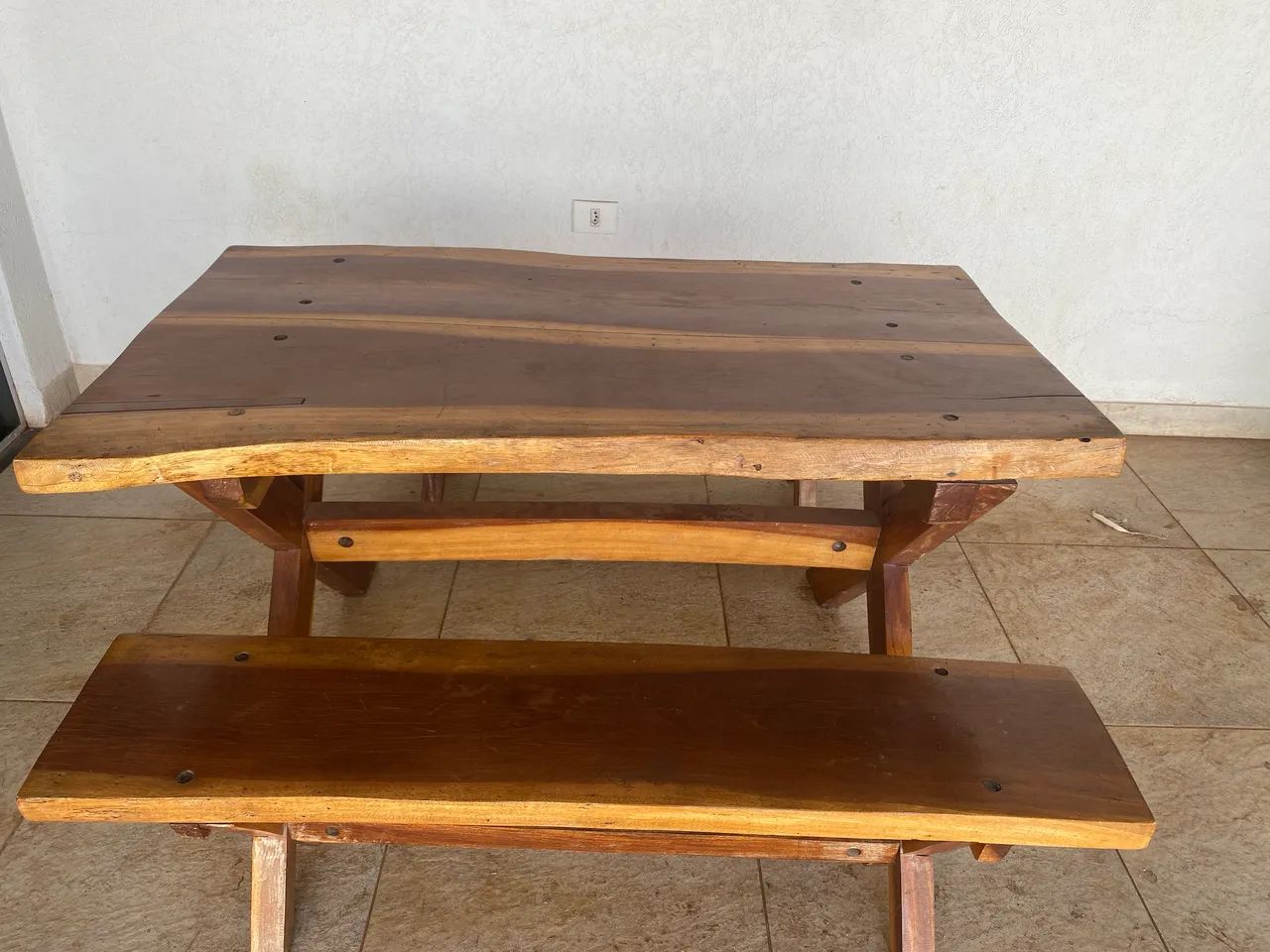 Mesa de madeira maciça/ bancos - Foto 2