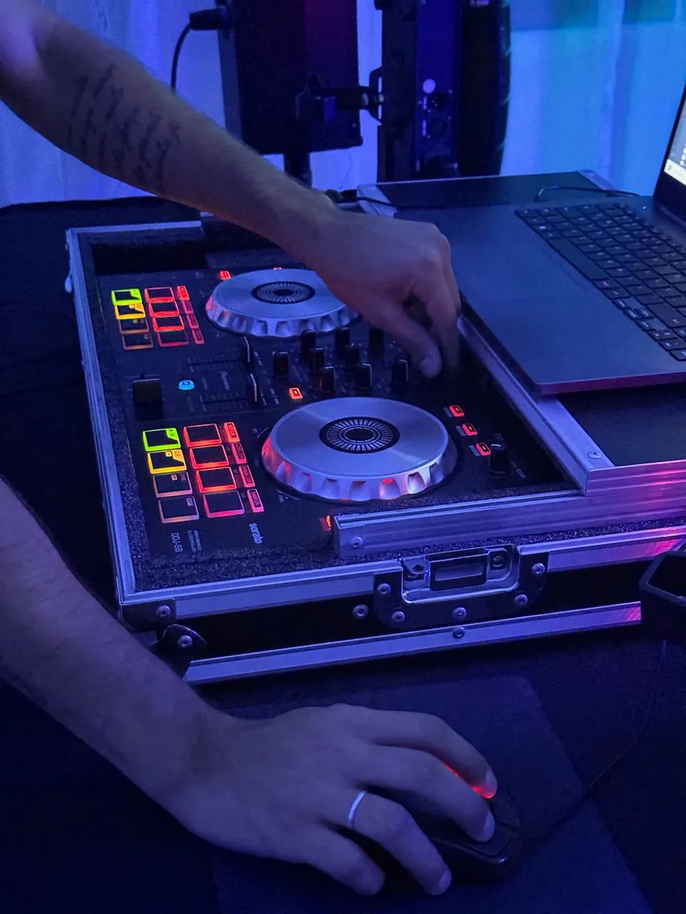 DJ, sonorização e iluminação 