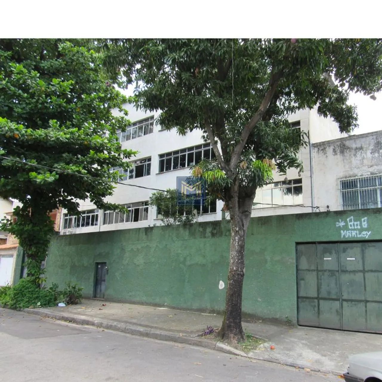 Vende-se prédio de 4 andares em Irajá