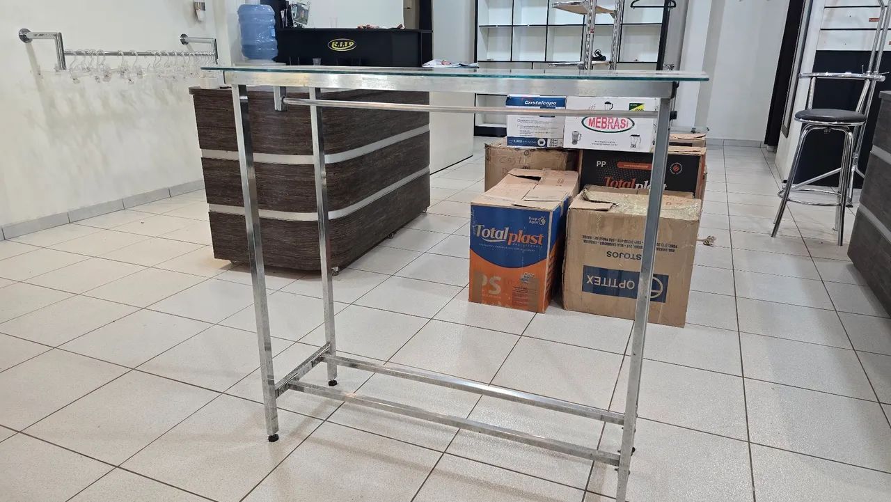 Mesinha de centro para loja de roupa
