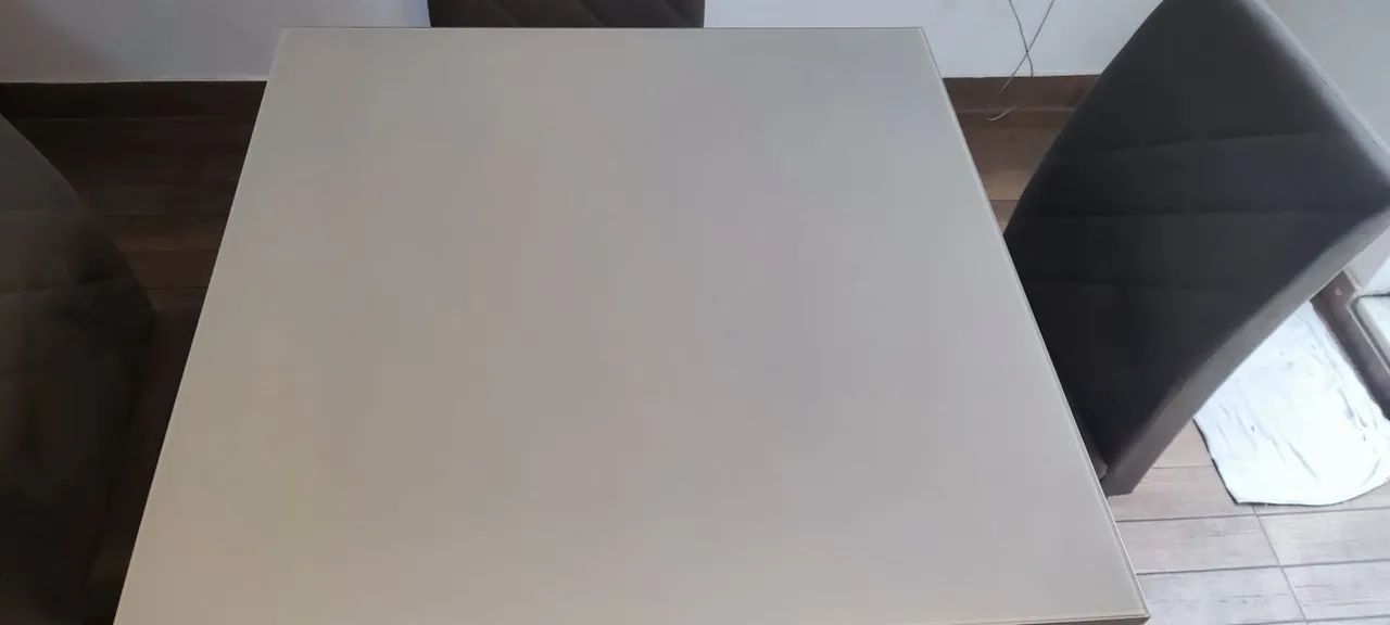 Mesa com Cobertura de Vidro e Quatro Cadeiras Estofadas  - Foto 2