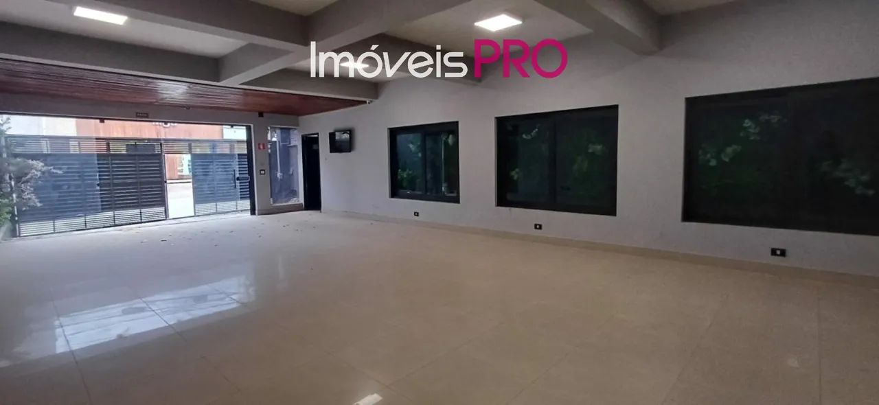 Prédio com 4 andares, todo reformado com 700m² em Moema Pássaros.